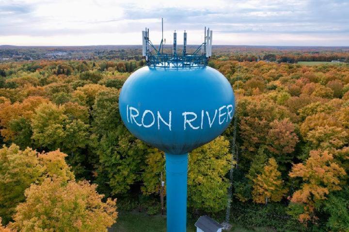 Iron River ليكشور موتل أون بيوتيفول آيس ليك المظهر الخارجي الصورة